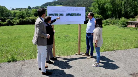 Foto del momento de la presentaci&oacute;n del proyecto de la futura residencia de Riotorto