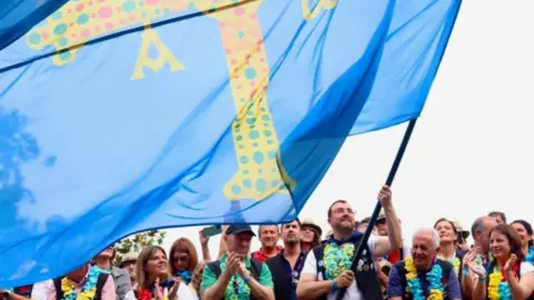 Barb&oacute;n felicita a los asturianos