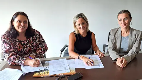 Momento de la firma de convenios