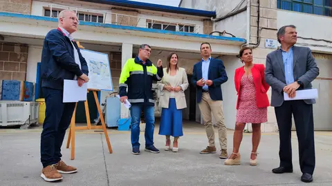 Foto de la visita del conselleiro do Mar al puerto de SAN Cibrao
