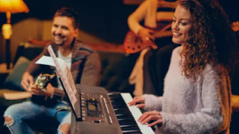 Foto de personas tocando instrumentos