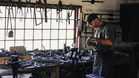 Imagen de un artesano realizando sus creaciones