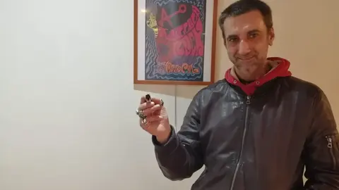 El artista &Aacute;lvaro Garcia en su exposici&oacute;n de Vegadeo