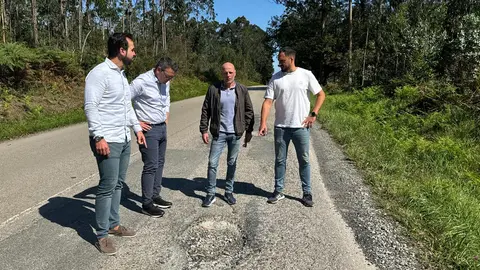 FOTO LU-P-5207 Ribadeo (1). Ameijide y Dani Vega en la carretera