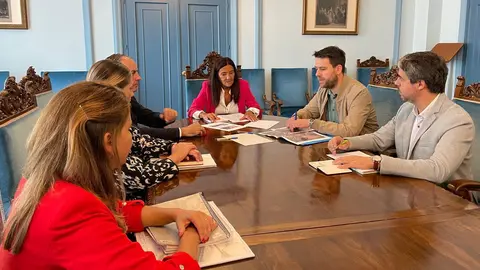 280924 REUNI&Oacute;N DO ALCALDE DE FOZ E O CONCELLEIRO CARLOS GARC&Iacute;A CON REPRESENTANTES DO GOBERNO DO ESTADO (1)