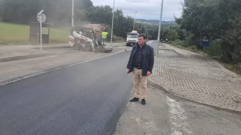 Eloy P&eacute;rez, alcalde de Monterroso, visita las obras en la LU-221