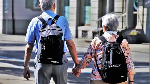 Personas mayores caminando