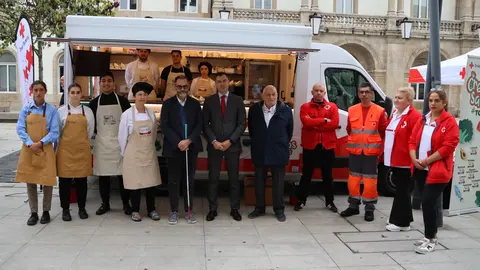 031024 Visita &aacute; foodtruck de Cruz Vermella en San Marcos