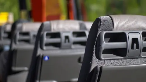 Autob&uacute;s, bus, autocar.