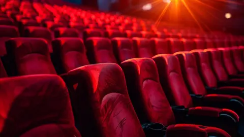 Cine, butacas, pel&iacute;cula