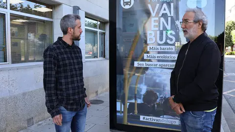 Rub&eacute;n Arroxo y Alexandre Penas, en una marquesina de autob&uacute;s