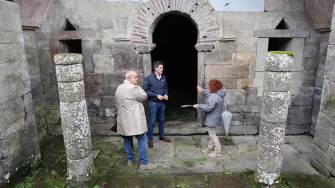 Javier Arias, durante la visita al monumento de Santa Eulalia de B&oacute;veda