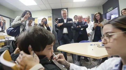 20241018 Conselleiro de Sanidade vacinaci&oacute;n intranasal1