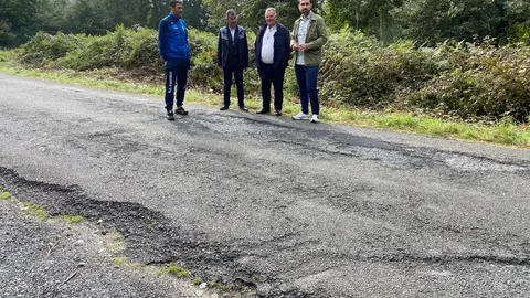 Antonio Ameijide, del PP, en una visita a O Savi&ntilde;ao