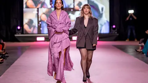 Tania L&oacute;pez, a la derecha, junto con la modelo que visti&oacute; su dise&ntilde;o en Valencia