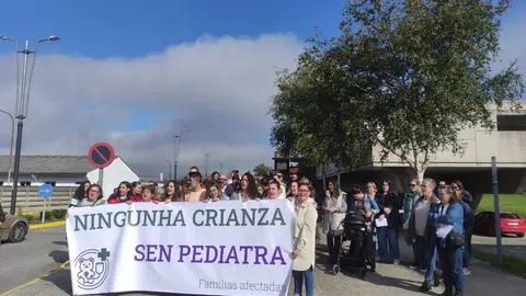 Las familias se concentraron delante del Centro de Sa&uacute;de de Castro de Riberas de Lea