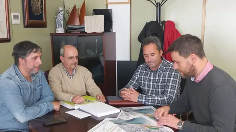 261024 FRAN CAJOTO E &Aacute;NGEL FERN&Aacute;NDEZ CON REPRESENTANTES DA ASOCIACI&Oacute;N A RIBEIRA