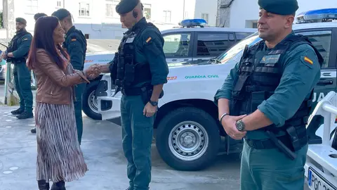 Isabel Rodr&iacute;guez con la Guardia Civil