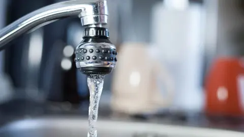Agua, grifo.