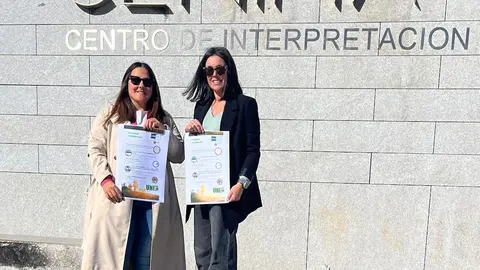 041124 ELENA MART&Iacute;NEZ E MARTA MUI&Ntilde;A PRESENTAN A PROGRAMACI&Oacute;N DA UNED DE FOZ PARA NOVEMBRO