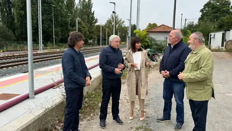 Senadores e concelleiros PP Sarria nas inmediaci&oacute;ns da estaci&oacute;n de Oural