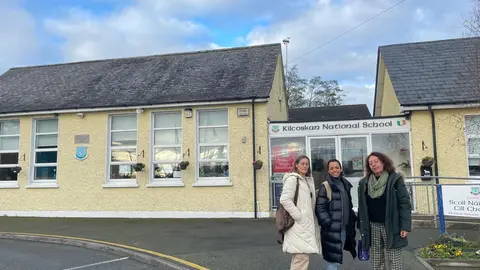 Las tres maestras del CEIP de Cervo, durante la visita a Dubl&iacute;n