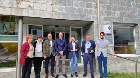 De izquierda a derecha, Sandra Huerta, directora Gestion De Cuidados y Enfermer&iacute;a del &aacute;rea sanitaria I; Alejandra Men&eacute;ndez, subdirectora de Atenci&oacute;n Sanitaria y Salud P&uacute;blica del &aacute;rea sanitaria I; Luis Fernandez-Trabadelo, director Ec&oacute;nomico del &aacute;rea; el viceconsejero de Pol&iacute;tica Sanitaria, Pablo Garc&iacute;a; la consejera de Salud, Concepci&oacute;n Saavedra; el gerente del Hopistal de Jarrio, Pedro Herce, y el teniente alcalde Vegadeo, Pablo Fern&aacute;ndez Abu&iacute;n.
