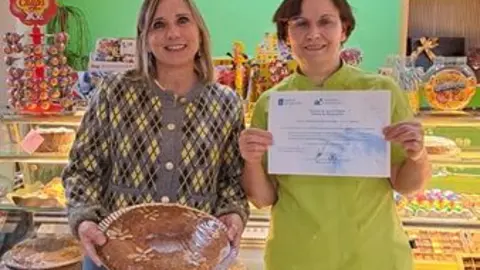 Mar&iacute;a Xos&eacute; Fern&aacute;ndez, con uno de los roscones de VIlalba que ya dispone de licencia de artesan&iacute;a alimentaria
