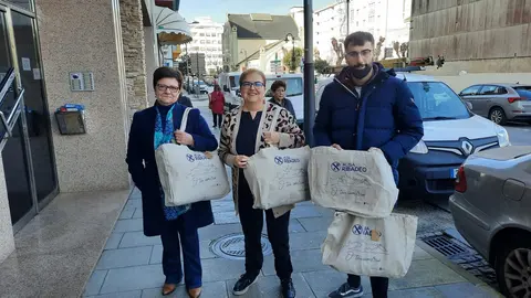 231124 Foto entrega bolsas Acisa Ribadeo