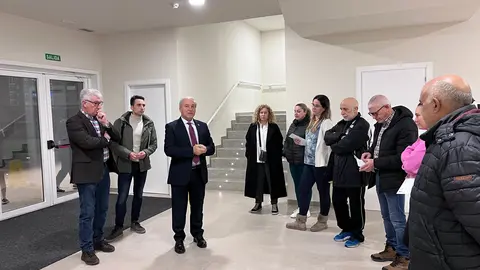 Tom&eacute; entrega las llaves de los locales de A Pinguela