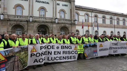 FOTO Concentraci&oacute;n mal estado estradas provinciais