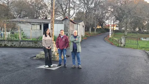 Eloy P&eacute;rez, alcalde de Monterroso, supervisa las obras del camino a Esporiz acompa&ntilde;ado por dos concelleiros