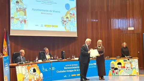 Mar&iacute;a Loureiro recoge la distinci&oacute;n de Ciudad Amiga de la Infancia de Viveiro