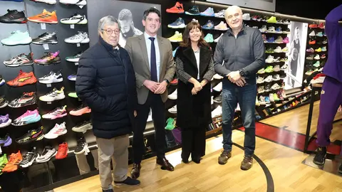 Javier Arias visit&oacute; la tienda de Manel S&aacute;nchez tras la reactivaci&oacute;n de los bonos Activa Comercio de la Xunta