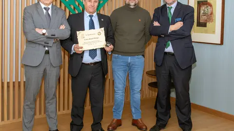 Moexmu entreg&oacute; un diploma y un pin a la Caixa Rural Galega