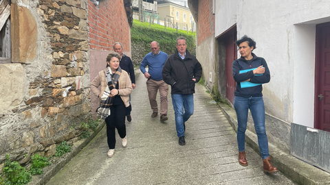 De izquierda a derecha, la alcaldesa de Villay&oacute;n, Estefan&iacute;a Garc&iacute;a;  Jos&eacute; Antonio Garc&iacute;a, vecino del concejo; el concejal Valent&iacute;n L&oacute;pez, el consejero de Medio Rural, Marcelino Marcos y la t&eacute;cnica dela consejer&iacute;a, Patricia Neira, durante la visita a Ponticella.