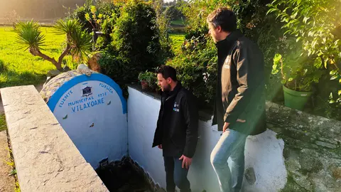 191224 FRAN CAJOTO E CARLOS GARC&Iacute;A NA FONTE DE VILAXOANE (FOZ)