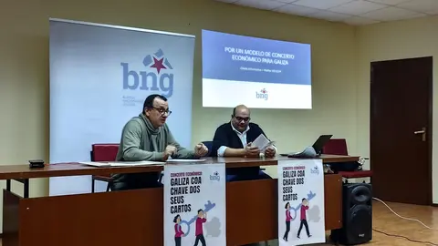 Xabier Novo y Rub&eacute;n Cela, durante la charla sobre econom&iacute;a organizada por el BNG de Vilalba