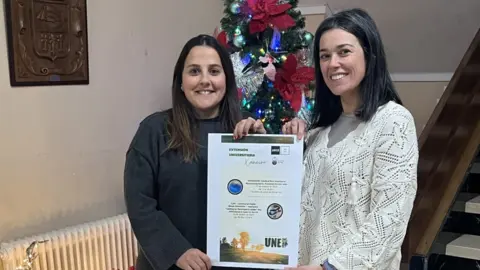 Marta Mu&iacute;&ntilde;a y Elena Mart&iacute;nez presentaron las actividades de enero de la UNED de Foz