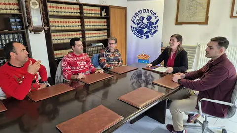Dolores Garc&iacute;a Caram&eacute;s, alcaldesa de Cervo, con representantes de los centros escolares