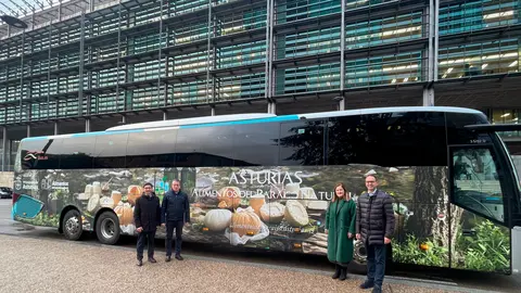 Autob&uacute;s de Alsa rotulado con la campa&ntilde;a Alimentos del Para&iacute;so Natural