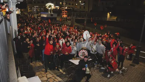 La San Silvestre XZ23, con tem&aacute;tica de infierno.  Tapia de Casariego