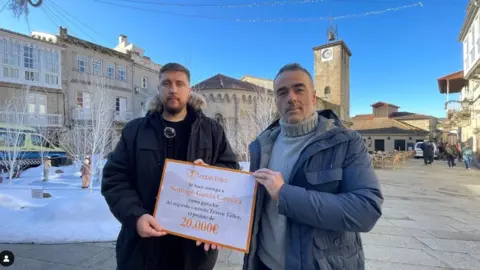 Santiago Garc&iacute;a Carreira, vecino de R&aacute;bade, recibe el premio por resolver el videojuego ambientado en Allariz