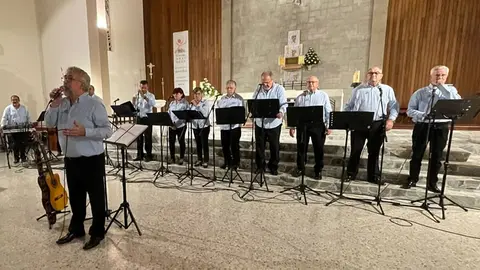 sons de celeiro actuaci&oacute;n na igrexa parroquial de viveiro