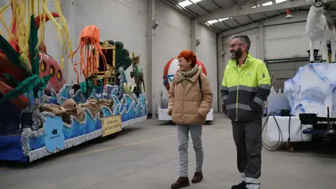 La concelleira Maite Ferreiro, durante la supervisi&oacute;n del montaje de las carrozas de la cabalgata
