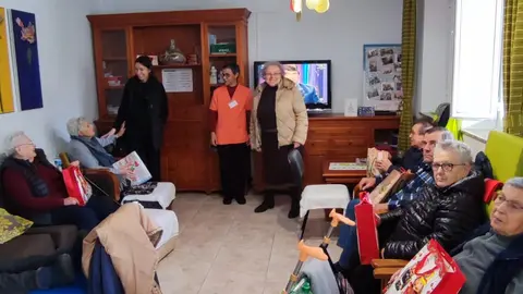 Alcadesa de Alfoz e concelleira coa traballadora e persoas usuarias