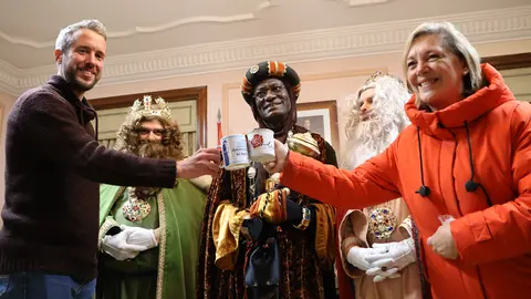 Paula Alvarellos y Rub&eacute;n Arroxo recibieron a los Reyes Magos en la casa consistorial de Lugo