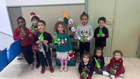 Ni&ntilde;os participantes en el programa Cervo Concilia no Nadal