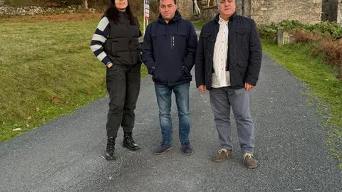 Eloy P&eacute;rez, alcalde de Monterroso, visita las obras de mejora del camino que une Bidouredo con Antas de Ulla