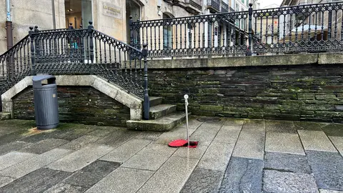 Fuga de agua en la Praza de Santa Mar&iacute;a, en Lugo